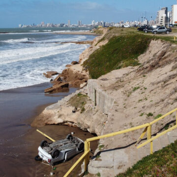 Mar del Plata: una mujer cayó con su auto desde un acantilado y fue rescatada en estado grave