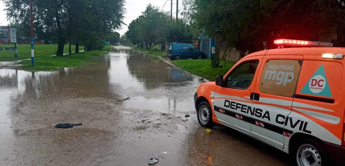 Fuerte tormenta en Mar del Plata: cortes de luz, calles anegadas y daños materiales