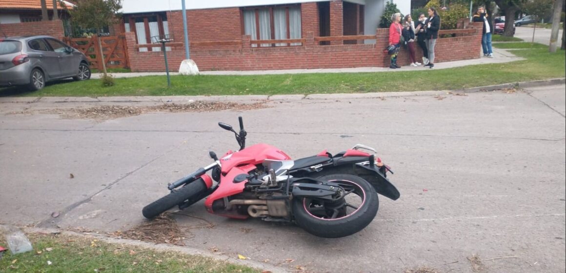 MOTO CHOQUE+ Accidente en Parque Luro: colisión entre moto y auto dejó al motociclista herido