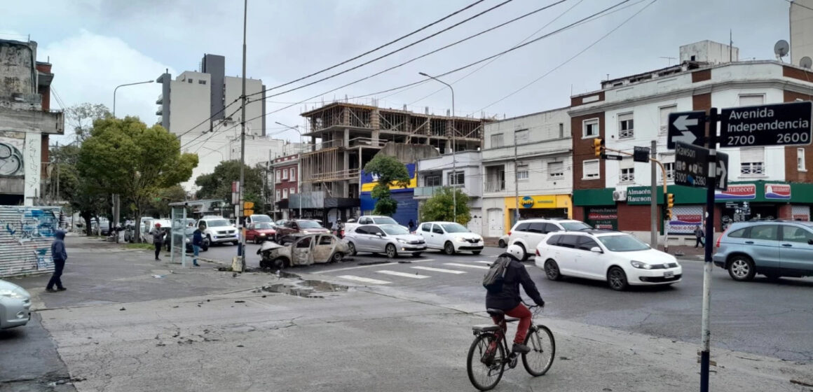 Accidente en Av. Independencia: un auto chocó contra una columna y se incendió