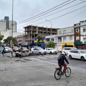 Accidente en Av. Independencia: un auto chocó contra una columna y se incendió