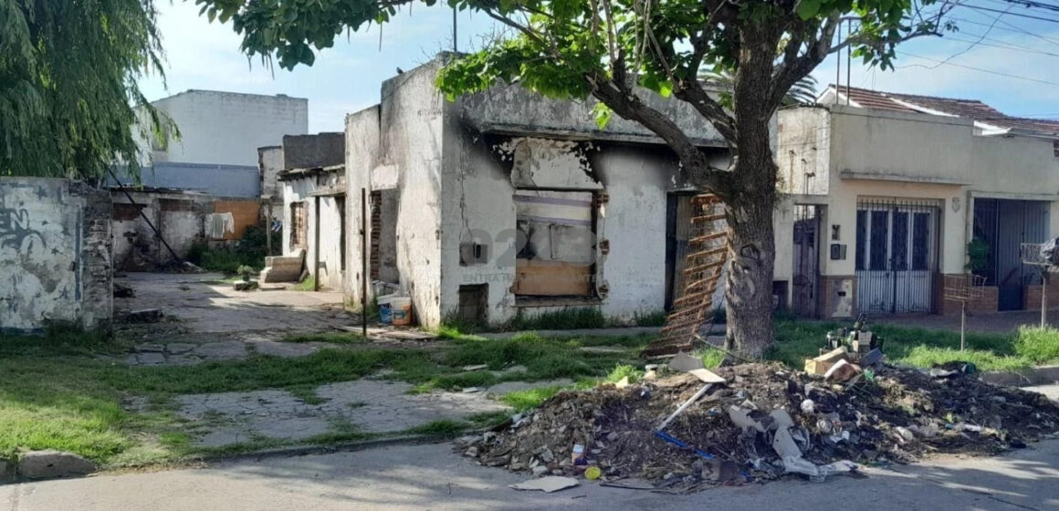 Vecinos cansados del descontrol piden derribar la casa donde asesinaron a un hombre en Bernardino Rivadavia