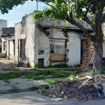 Vecinos cansados del descontrol piden derribar la casa donde asesinaron a un hombre en Bernardino Rivadavia