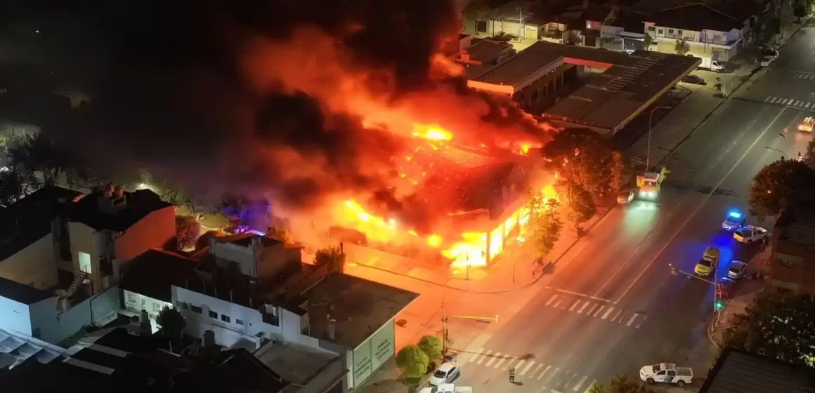 COLON Y PERU Incendio en Colón y Perú destruyó una ferretería, un taller y casas vecinas