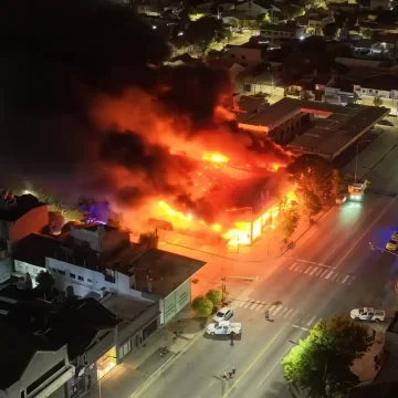 Incendio en Colón y Perú destruyó una ferretería, un taller y casas vecinas