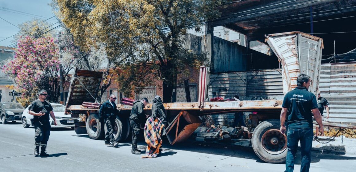 Retiraron un acoplado abandonado que obstruía la circulación en el Puerto