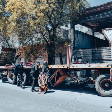 Retiraron un acoplado abandonado que obstruía la circulación en el Puerto