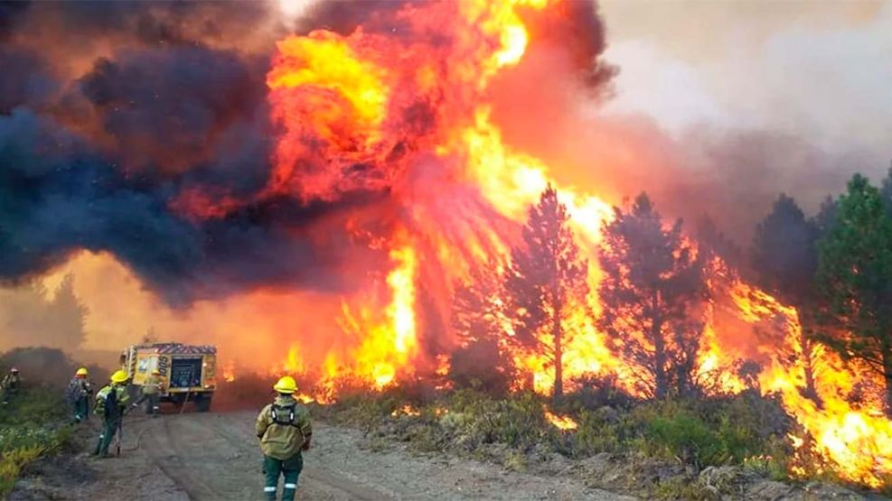 cholidla Incendios forestales en Chubut mantienen en alerta a pobladores y bomberos mientras el fuego rodea zonas habitadas