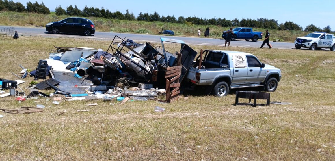 Fuerte choque en el acceso a Mar del Plata: un tráiler quedó destruido y no hubo heridos