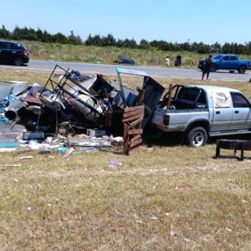Fuerte choque en el acceso a Mar del Plata: un tráiler quedó destruido y no hubo heridos