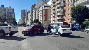 Accidente en avenida Colón: un patrullero chocó con un auto y hubo demoras en pleno centro