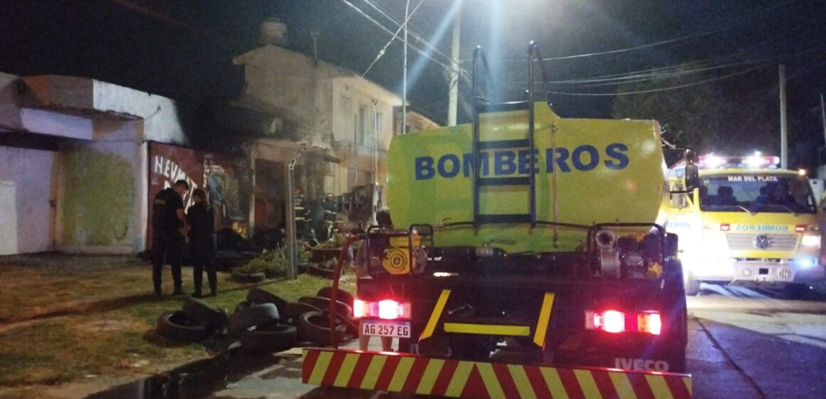 Incendio en gomería de Mar del Plata: la rápida intervención de bomberos evitó una tragedia
