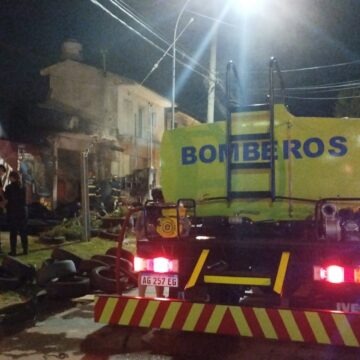 Incendio en gomería de Mar del Plata: la rápida intervención de bomberos evitó una tragedia