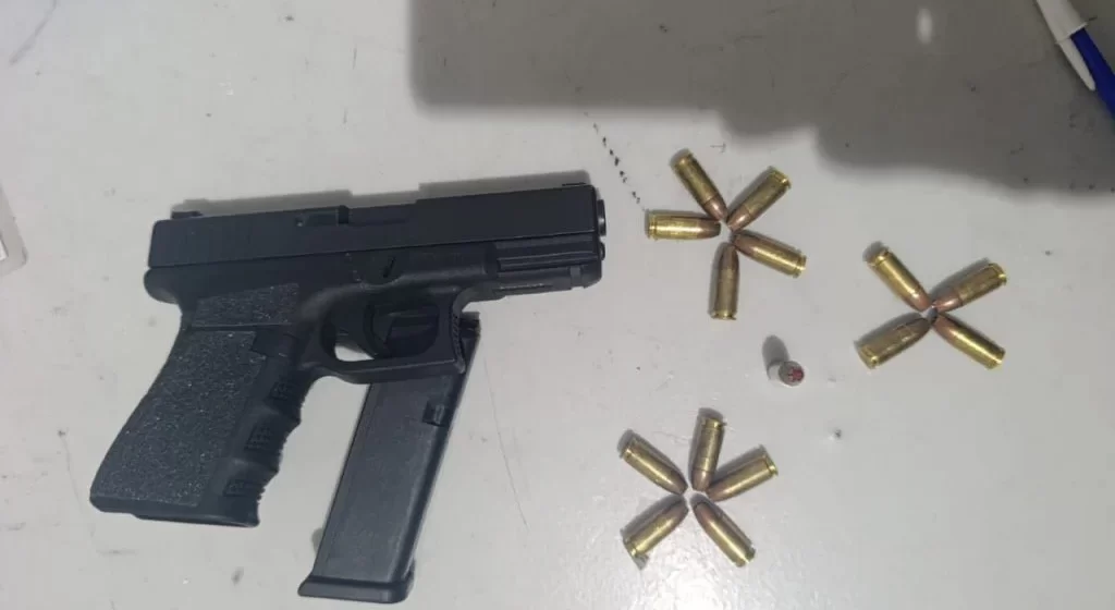 Discusión de tránsito en Los Troncos terminó con un hombre apresado por amenazar con un arma