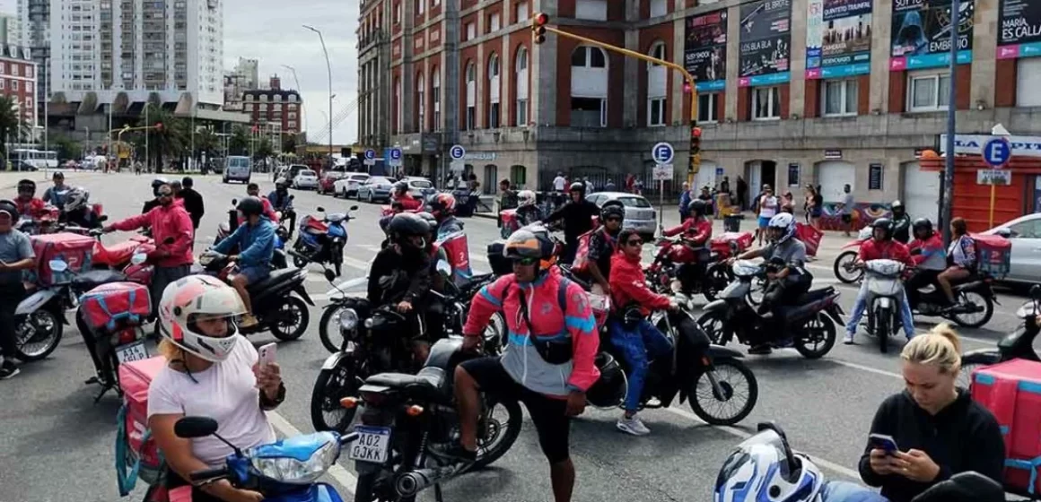 Repartidores protestan en el centro por mayor seguridad laboral