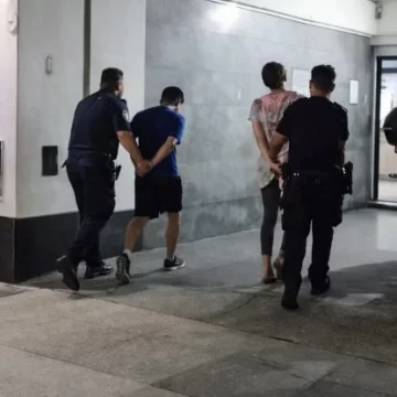 Allanan una vivienda en Nueva Pompeya y encuentran restos de animales en medio de un ritual: dos personas imputadas