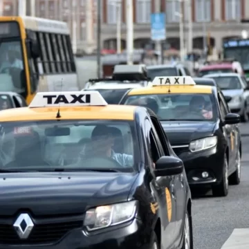 Taxistas y remiseros marcharán al COM para exigir controles al transporte ilegal de apps en Mar del Plata