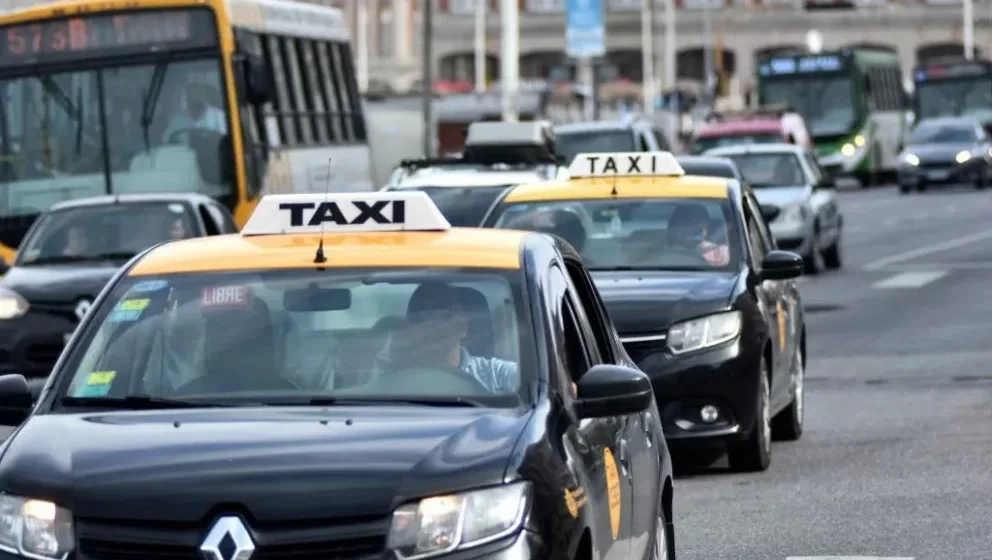 Taxistas y remiseros marcharán al COM para exigir controles al transporte ilegal de apps en Mar del Plata