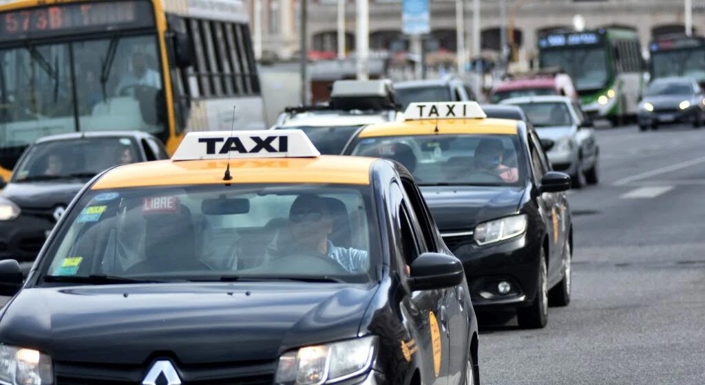 Taxistas reclaman controles ante el avance de plataformas de transporte ilegales en el verano