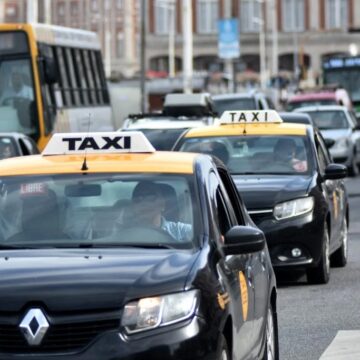 Taxistas reclaman controles ante el avance de plataformas de transporte ilegales en el verano