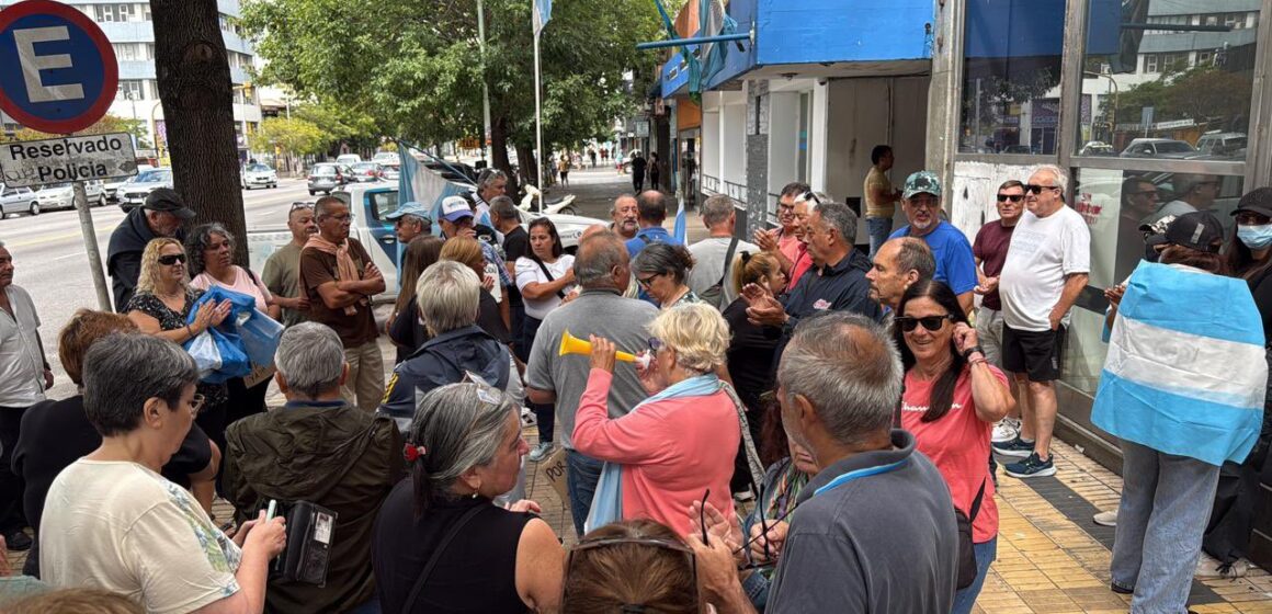 Familiares de policías y efectivos retirados protestan en el centro de Mar del Plata y piden aumento salarial del 80 %