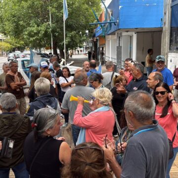 Familiares de policías y efectivos retirados protestan en el centro de Mar del Plata y piden aumento salarial del 80 %