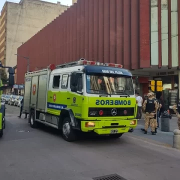 Desde héroe de un incendio a despedido sin causa: el caso de un trabajador en una cafetería de Mar del Plata