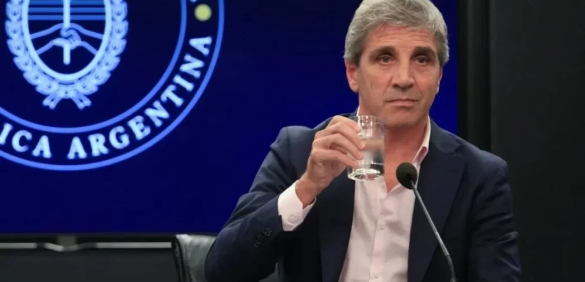 Duelo entre el Gobierno y la industria textil tras las palabras de Caputo sobre los precios de la ropa argentina