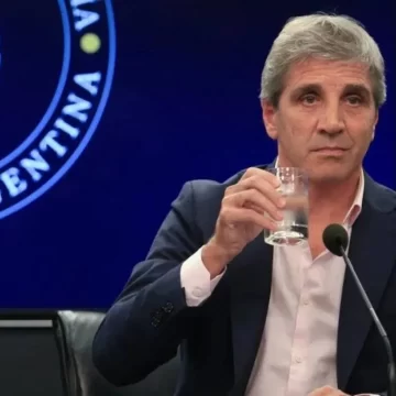 Duelo entre el Gobierno y la industria textil tras las palabras de Caputo sobre los precios de la ropa argentina