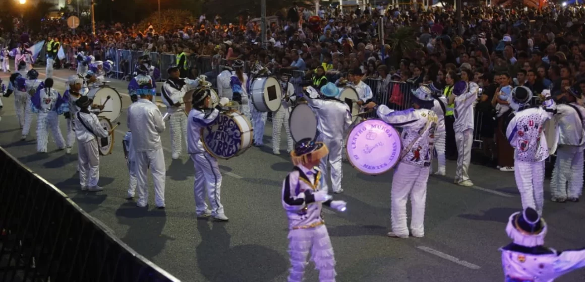 corso Colores, ritmo y alegría: el Corso Central del Carnaval iluminó Mar del Plata