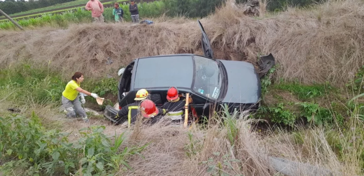 Choque en Mar del Plata: una mujer embarazada despistó en una curva, volcó y fue trasladada al hospital