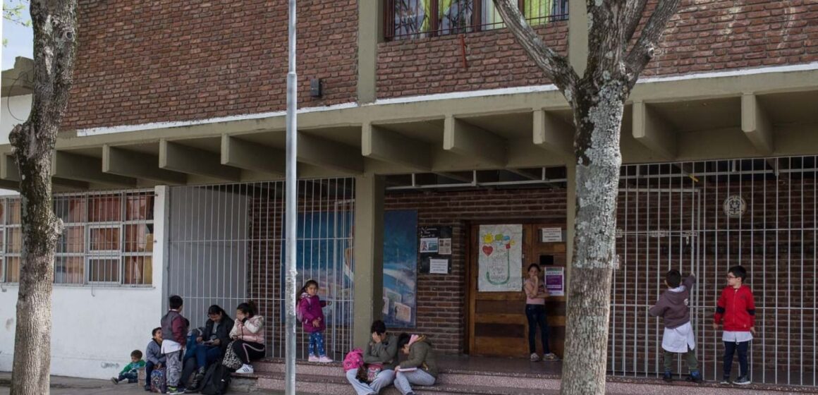 escuela municipal Debate en Mar del Plata por la educación municipal: proponen evaluar si la Provincia debería asumir el sistema por falta de recursos