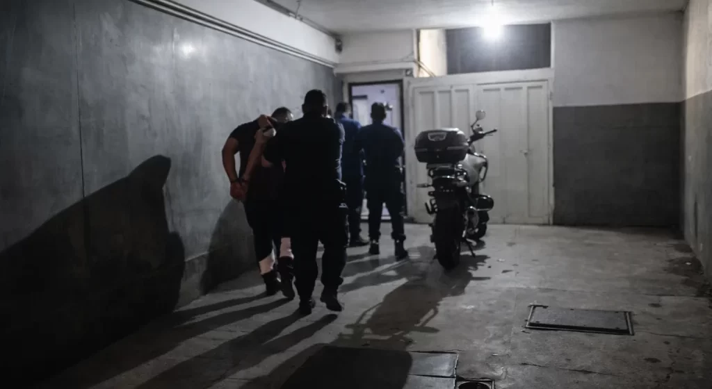 Robaron los ahorros y un arma a una jubilada, cayeron tras una persecución y uno terminó herido en un tiroteo en Mar del Plata