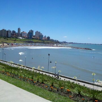 playa-varese Tensión en Varese: un velero quedó sin motor y chocó contra el espigón en Mar del Plata