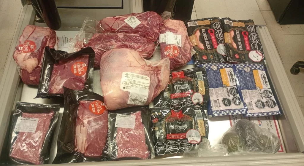 Intentó llevarse una gran cantidad de mercadería sin pagar de un supermercado y fue detenido