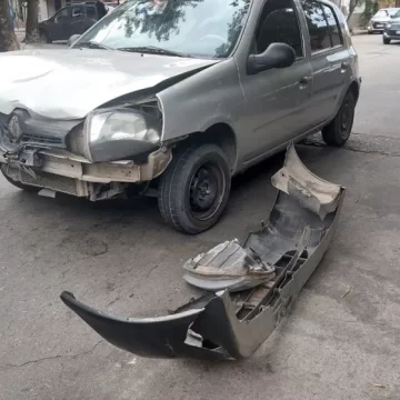 Choque entre dos autos en una transitada esquina del centro