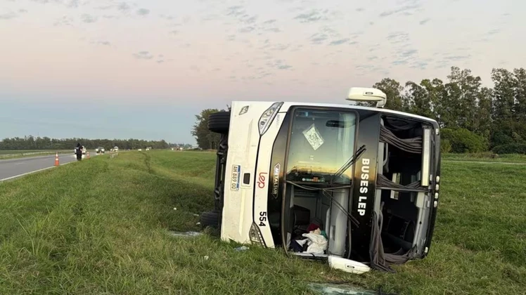 micro volvadodododod Volcó un micro que viajaba hacia Mar del Plata y dejó más de 40 heridos