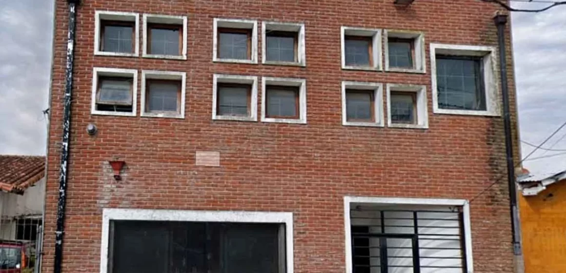 Una escuela estatal de General Pueyrredon implementará restricciones al uso de celulares en el aula