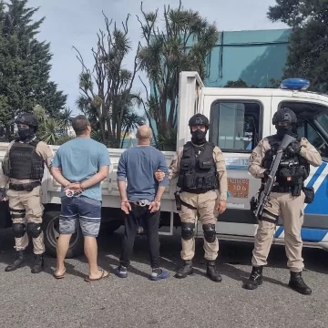 Tres detenidos tras allanamientos por narcotráfico: secuestran millones, drogas y armas en la ciudad