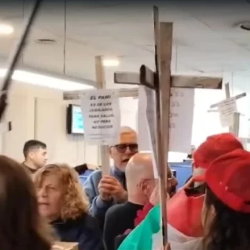 Tensión en el PAMI: jubilados irrumpieron en oficinas por falta de atención y recortes