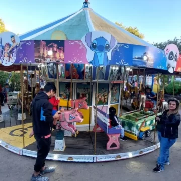 Un clásico que sigue girando: la calesita de Plaza Rocha cumple 60 años