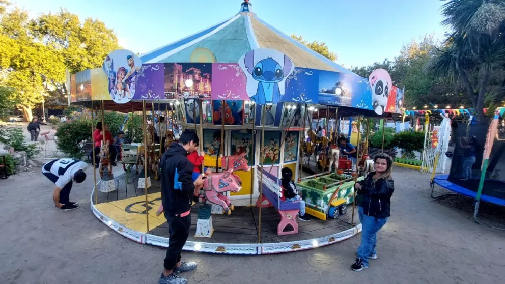 calesit Un clásico que sigue girando: la calesita de Plaza Rocha cumple 60 años