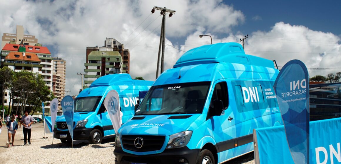 Filas desde la madrugada y malestar por los trámites de DNI y pasaporte en Plaza Colón