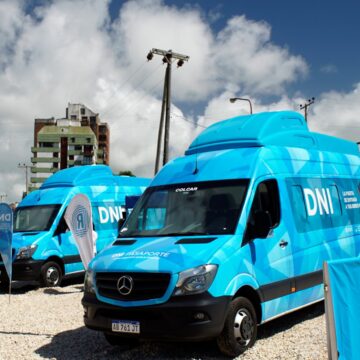 Filas desde la madrugada y malestar por los trámites de DNI y pasaporte en Plaza Colón
