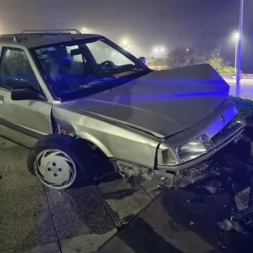 Tomó el auto de un amigo, chocó en la costa y escapó: no tenía patente ni VTV