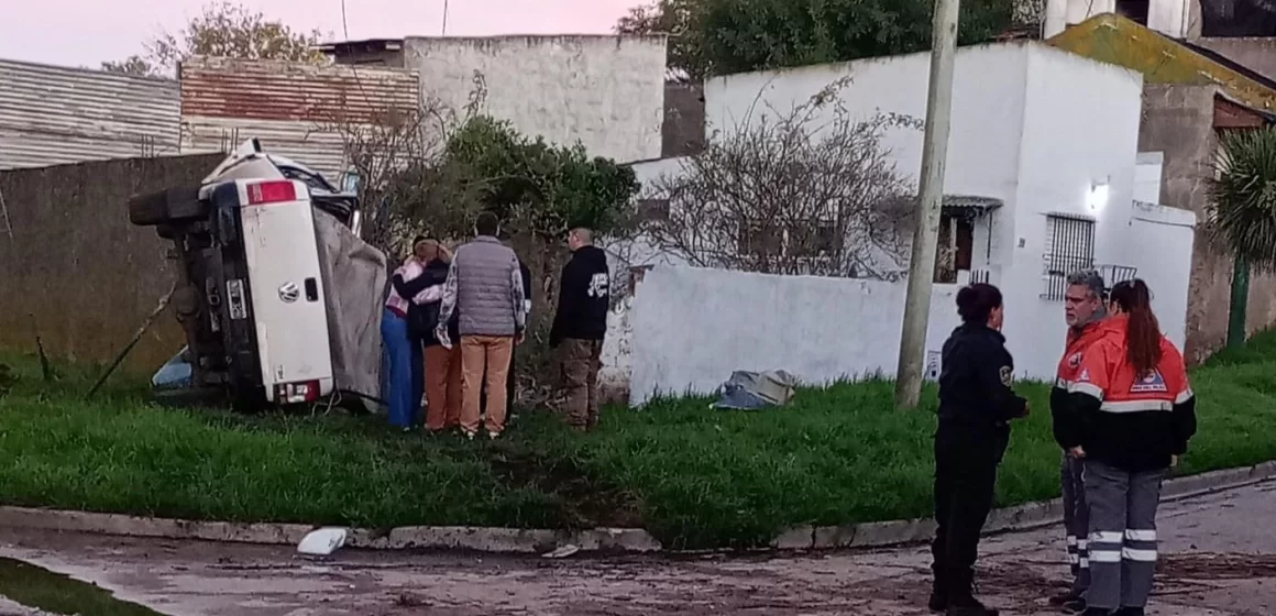 choqueeee Tragedia en la madrugada: chocó, volcó y murió atrapado dentro del vehículo