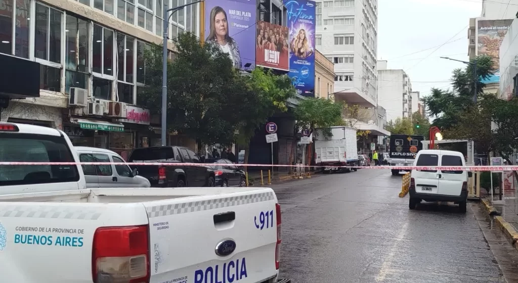 Amenaza de bomba en pleno centro: evacuaron una sucursal de telefonía y desplegaron un amplio operativo