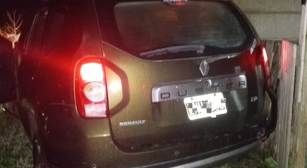 Le robaron la camioneta a punta de pistola y la abandonaron tras chocar