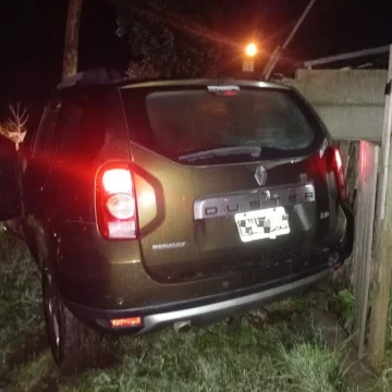 Le robaron la camioneta a punta de pistola y la abandonaron tras chocar
