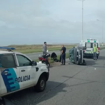 Brutal choque y vuelco en la Ruta 11